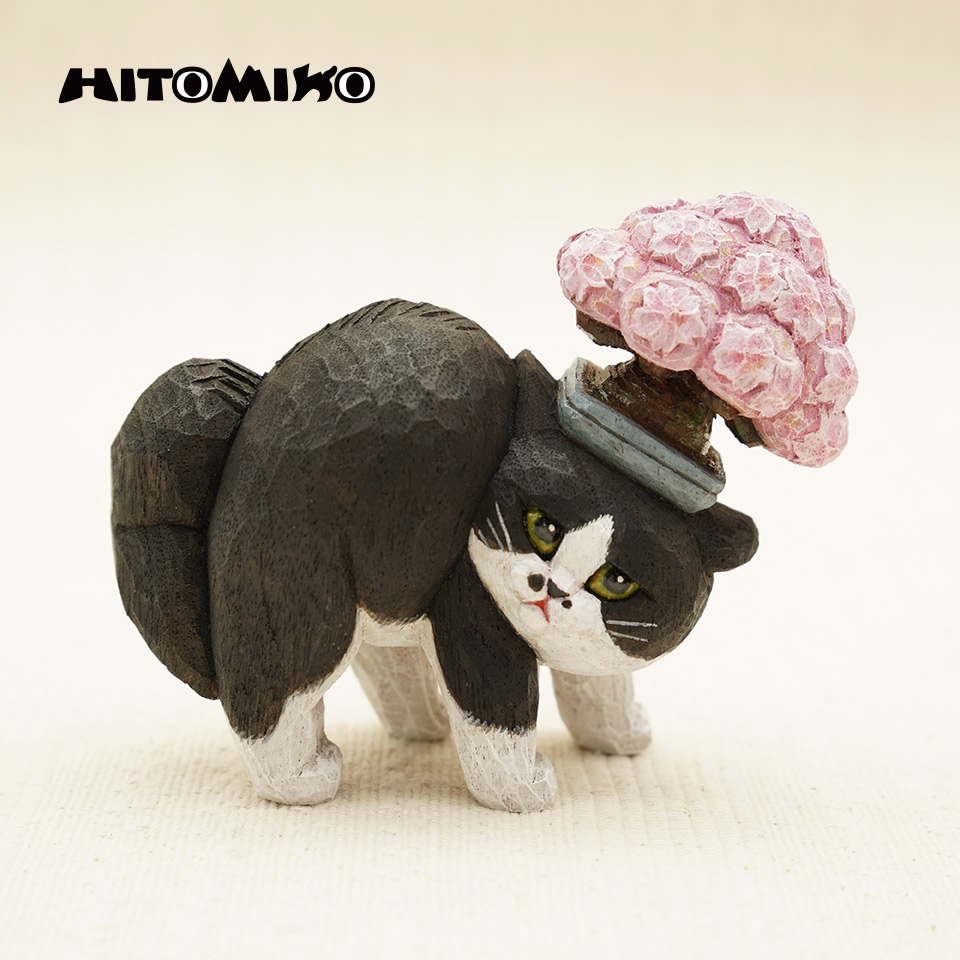 やんのかステップ木彫作品 白黒ハチワレ桜の盆栽乗せ【HITOMIKO（木村